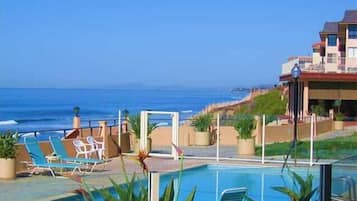 Een buitenzwembad en een verwarmd zwembad