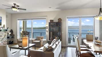 Televisión, chimenea y tenis de mesa