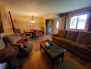 Fernseher, DVD-Player, Bücher, Musikbibliothek