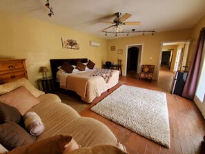 3 bedrooms, iron/ironing board, WiFi, bed sheets - North Valley Estate Guest House - 1800 Sq.ft. (Los Ranchos de Albuquerque)