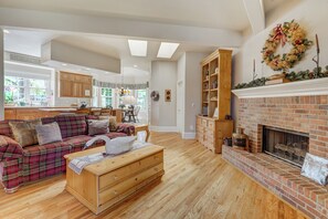 Smart TV, fireplace, video games, DVD player - Broadmoor Estate Summer Rental - Designed for unforgettable family getaways. (Colorado Springs)