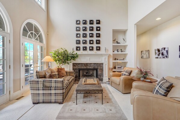 Smart-TV, Kamin, Videospiele, DVD-Player