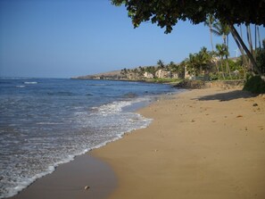 On the beach, sun loungers, beach towels - 195-295/night, Oceanfront with 2 Master Suites, Fully Stocked, Amazing View!!! (Wailuku)