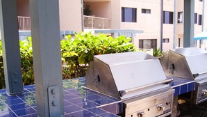 Außenliegende Grillstationen mit gefliestem Patio.