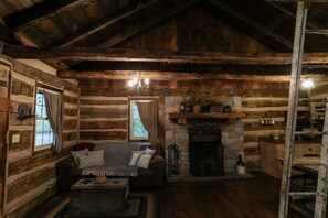 Flatskjerm-TV og peis