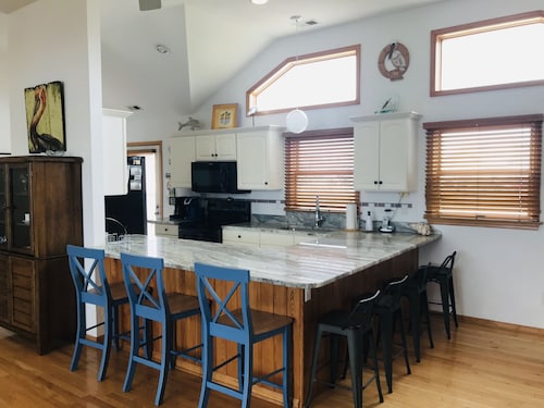 Spacious home,saltwater heated pool, game room, volleyball,ocean views & Tennis