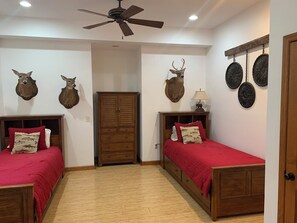3 Schlafzimmer, Schreibtisch, Bügeleisen/Bügelbrett, kostenloses WLAN
