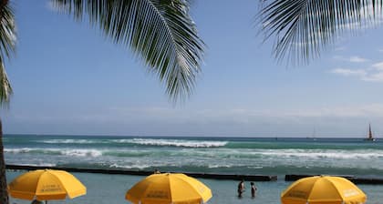 ⛱ Ocean Escape🌴 Your Perfect Spot! Clean, Ocean View, 5 min walk to Beach, Prkg