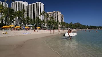 Nær stranden, solsenger og strandhåndklær