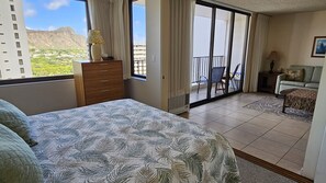 1 bedroom, in-room safe, iron/ironing board, travel crib - ⛱ Ocean Escape - Your Perfect Spot! Clean, Ocean View, 5 min walk to Beach, Prkg (Honolulu)