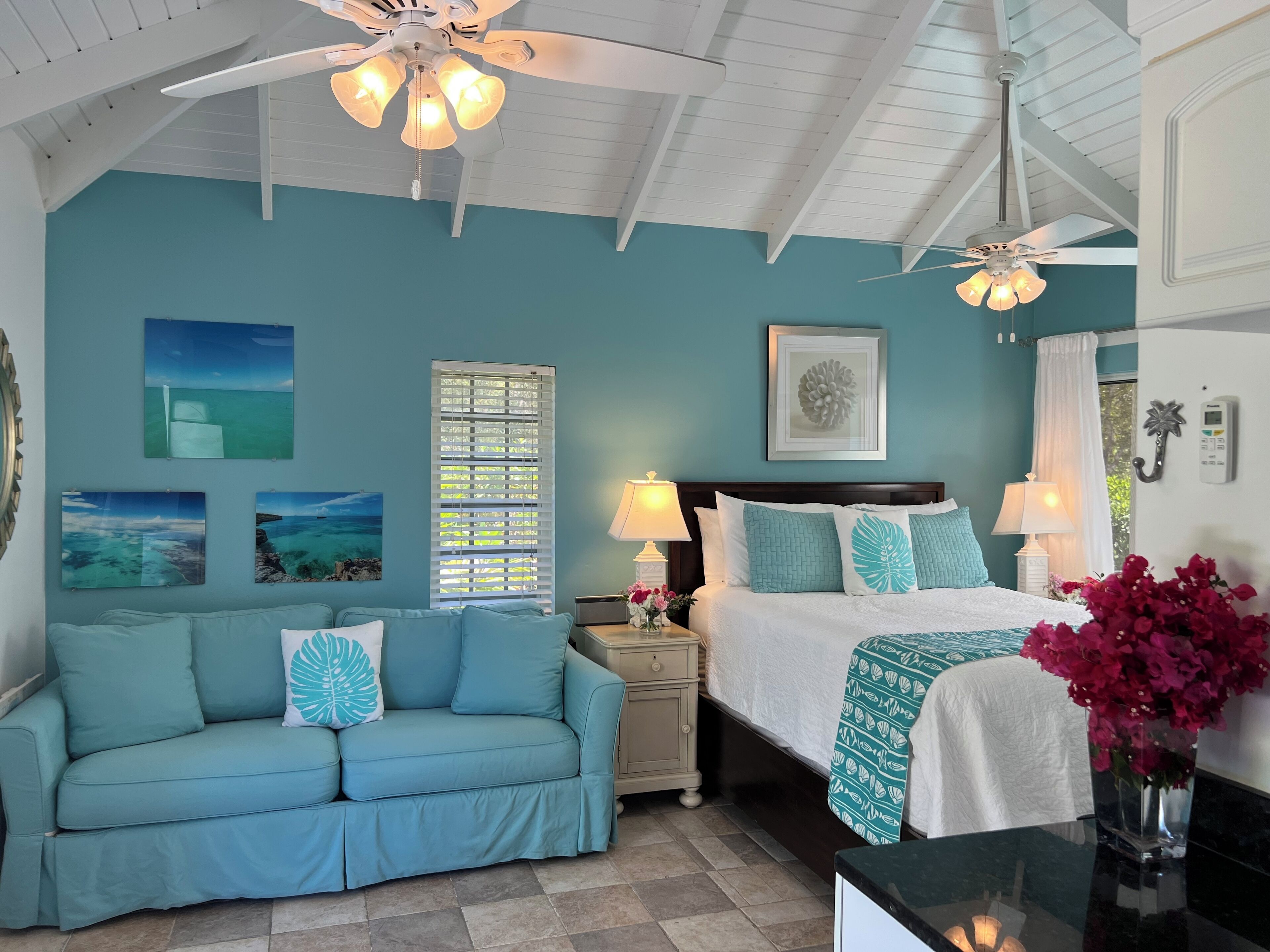 房內夾萬、書桌、熨斗/熨衫板、可攜式嬰兒床