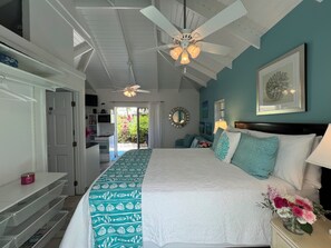 Pengeskab på værelset, skrivebord, strygejern/strygebræt, weekendseng