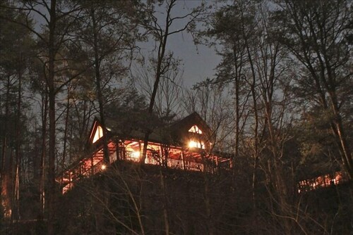 3 King Beds-Luxury-Perfect for Couples & Families! Minutes From All Attractions!