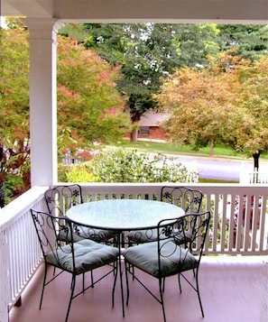 Outdoor dining - Elegant Downtown Asheville Homestay Near River Arts District - 4 Min to Biltmore (Asheville)