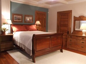 3 bedrooms, desk, iron/ironing board, free WiFi - Elegant Downtown Asheville Homestay Near River Arts District - 4 Min to Biltmore (Asheville)