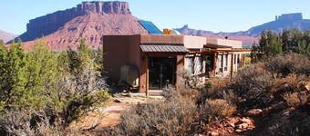 Cozy Adobe with Hot Tub and Fabulous Views in Outdoor Paradise.