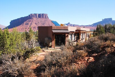 Cozy Adobe with Hot Tub and Fabulous Views in Outdoor Paradise.