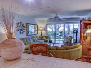 Een televisie, een dvd-speler en een stereo