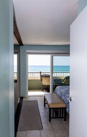 2 bedrooms, iron/ironing board, travel crib, bed sheets - Oceanfront/New A/C/Elevator/Surfers (Kailua-Kona)