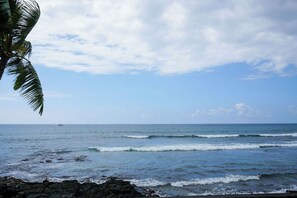 On the beach - Oceanfront/New A/C/Elevator/Surfers (Kailua-Kona)