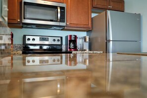 Fridge, microwave, oven, stovetop - Oceanfront/New A/C/Elevator/Surfers (Kailua-Kona)