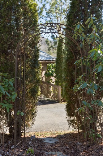 Viihtyisä romanttinen pyöreä talo, tuoreet munat, lootuslammikko, poreallas, 15 min Ashevilleen