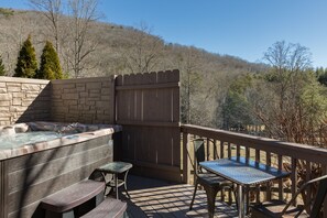 Bañera de hidromasaje al aire libre