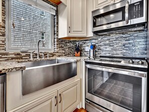 Fridge, microwave, oven, stovetop - Upscale Beach Front! Great Reviews~West End w/Tons of Windows~Free Beach Service (Destin)