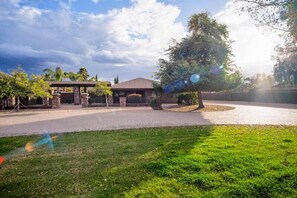 Property grounds - The Sweet Escape, Luxury Home, Private Pool + Spa! (Gilbert)