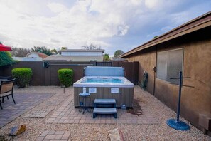 Outdoor spa tub - The Sweet Escape, Luxury Home, Private Pool + Spa! (Gilbert)