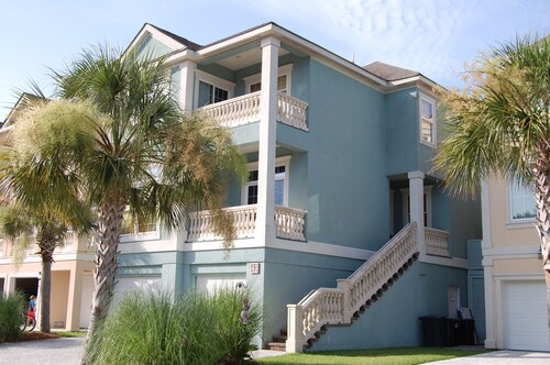 SPACIOUS HOUSE. 5 BR, 4 BATH, PRIVATE POOL-SINGLETON BEACH-CLOSE TO SHOPS