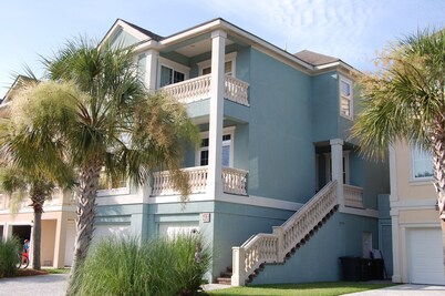 SPACIOUS HOUSE. 5 BR, 4 BATH, PRIVATE POOL-SINGLETON BEACH-CLOSE TO SHOPS