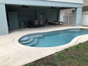 Utomhuspool och uppvärmd pool