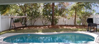 SPACIOUS HOUSE. 5 BR, 4 BATH, PRIVATE POOL-SINGLETON BEACH-CLOSE TO SHOPS