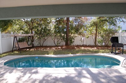 SPACIOUS HOUSE. 5 BR, 4 BATH, PRIVATE POOL-SINGLETON BEACH-CLOSE TO SHOPS