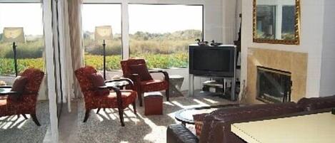 Smart-TV, Kamin, DVD-Player, Bücher