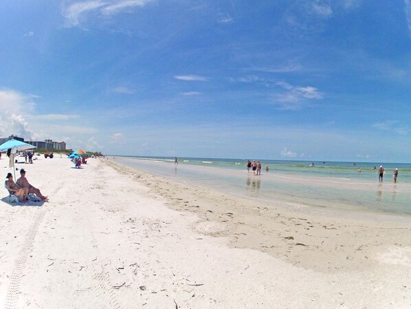 Beach nearby, sun-loungers, beach towels