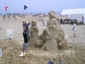 Beach nearby, sun-loungers, beach towels
