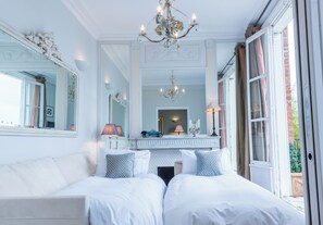 3 bedrooms, iron/ironing board, travel cot, free WiFi - Dream-Come-True With Breathtaking Eiffel & Paris Views + Terrace (Paris)