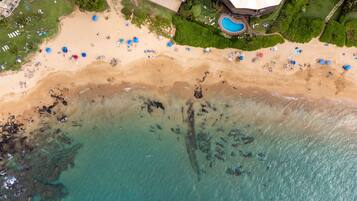 Na praia, espreguiçadeiras, toalhas de praia