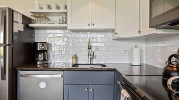 Geladeira, micro-ondas, fogão, cooktop