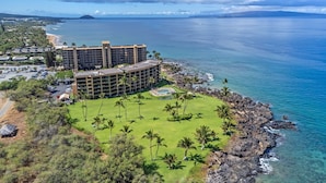 Un hôtel doté d’une piscine, entouré d’un parcours de golf et bordé d’une côte rocheuse.