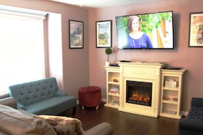 Una Smart TV, una chimenea