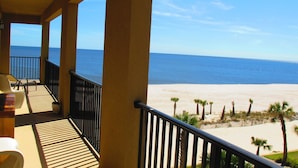 Un balcón con vista a la playa y el océano.
