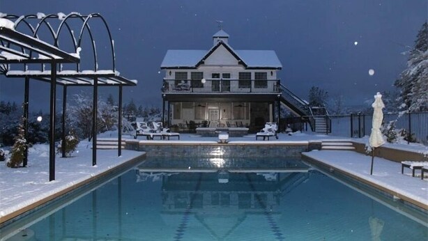 A large house with a pool and outdoor seating area, surrounded by snow. - AUBURN COTTAGE POOL HOUSE, SPA AND GROUNDS G & Christmas Now Open 5 day min (Auburn)