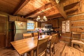 Dining - Fireplace, firepit, hot tub, minutes from Ski Resort - Low rates, no inflation ! (Gatlinburg)