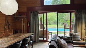 TV connectée, cheminée, chaßne hi-fi