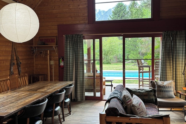 TV connectée, cheminée, chaîne hi-fi