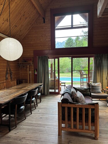 Seasonal 88° Heated Pool, Hot Tub, Fenced Acre for Dogs, Views, EV Charger