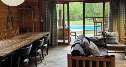 Seasonal 88° Heated Pool, Hot Tub, Fenced Acre for Dogs, Views, EV Charger